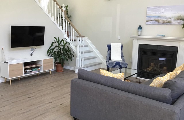 Spectacular 4-season home, seconds from the beach. (Pet friendly!).
