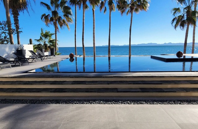 Spectacular Beachfront Hacienda in Loreto with pickleball court