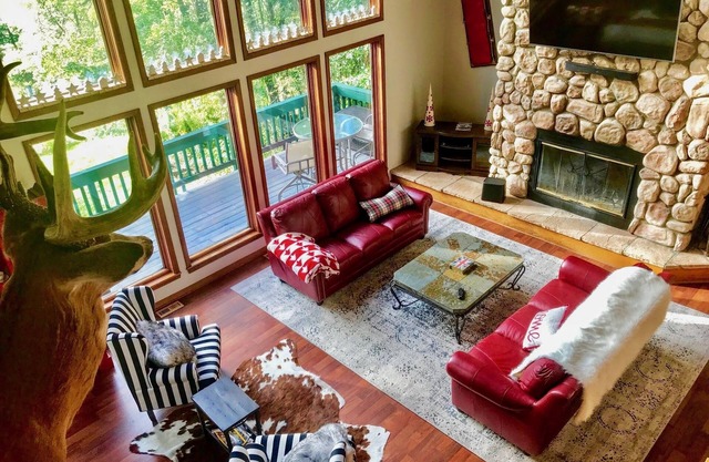 Spectacular chalet with view of ski slopes!