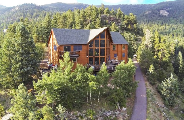 Spectacular Colorado Mountain Lodge with amazing views and hot tub!