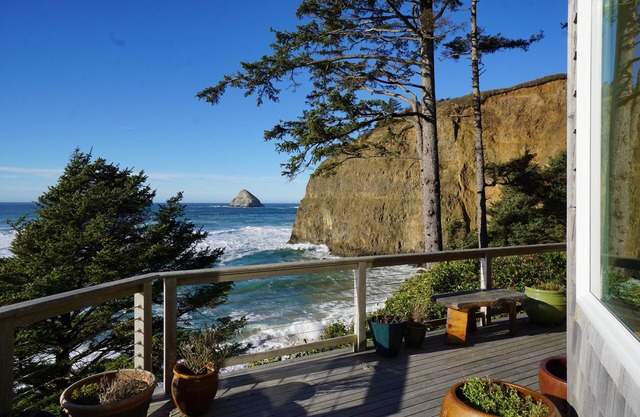 *Spectacular Luxury Oceanfront Home Hot Tub on Deck Steps to Beach!