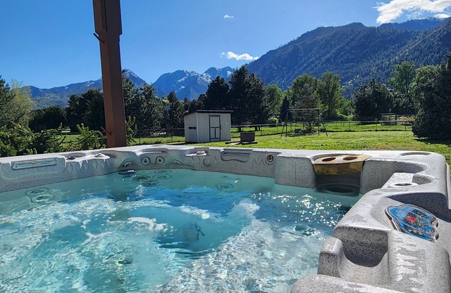 Spectacular Mountain View Chalet - Family and Dog friendly, Hot tub, Wi-Fi, Roku