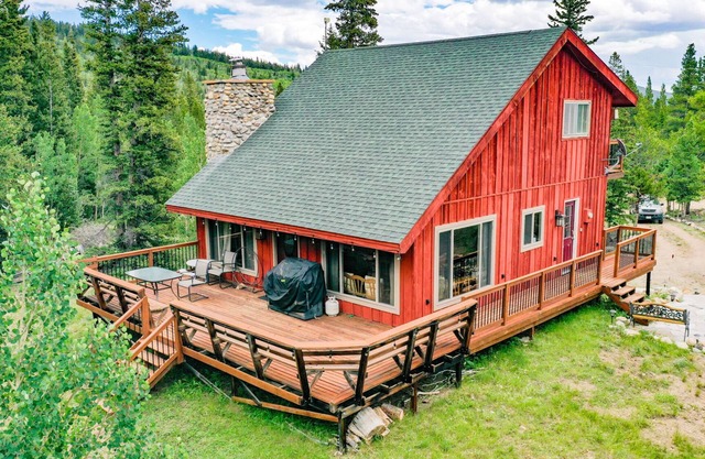 Spectacular Outdoor Space w/Rustic Style, Playground, Fireplace - Creekside Cabin