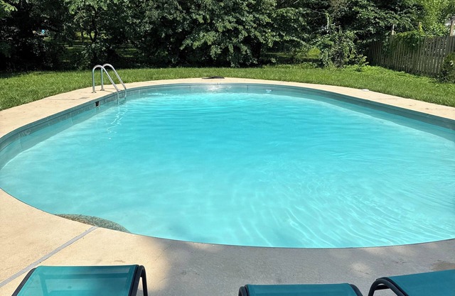 Spectacular pool! 10 beds! Near Brass Pro