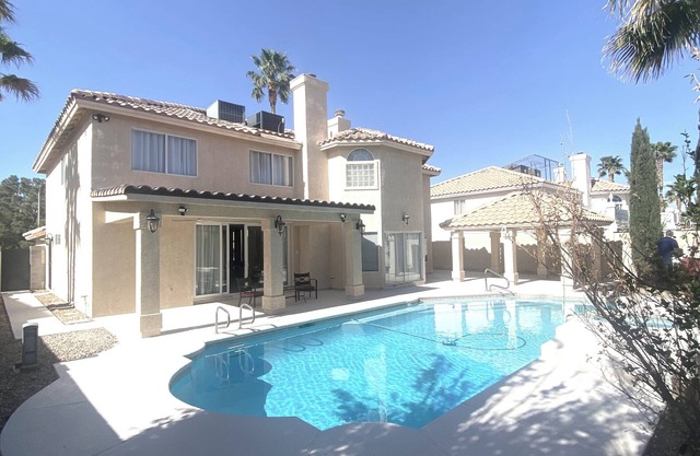 Spectacular remodeled 5 bedrooms in the Greenvalley area. 30 days minimum rental