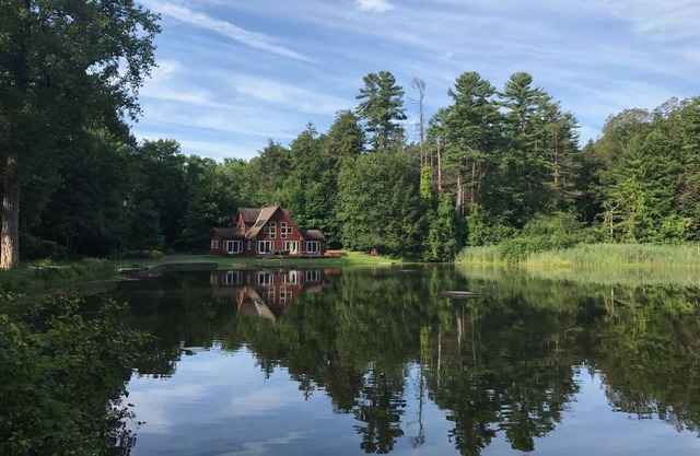 Spectacular setting on your own private lake close to it all!