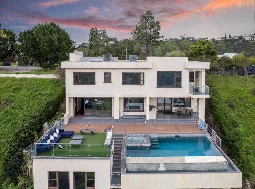 Spectacular Views: Exquisite Villa, Pool, Jacuzzi!