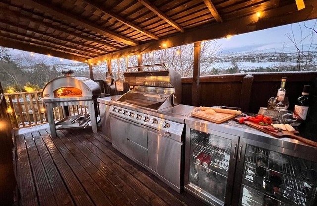 Spectacular Views | Pizza Oven & BBQ
