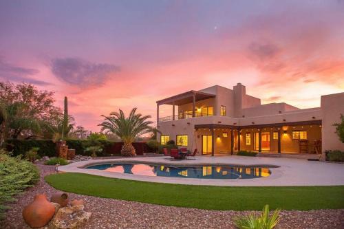 Spectacular Views, Heated Pool, & Outdoor BBQ