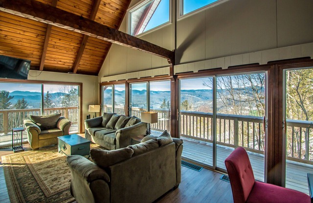Spectacular Views Large Deck Three Floors with bedrooms/bathrooms on each floor