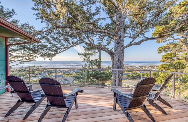 Spectacular Views of Waldport Beach from This Artful Single-Level