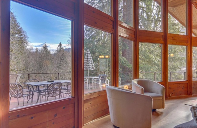 Spectacular views of Mt Hood-Clear Creek Cabin-spacious 3-level-10 private acres