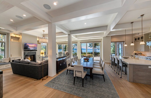 Spellbound Lakefront Lodge by Tahoe Getaways - 5 BR w Hot Tub, Buoy & Beach access