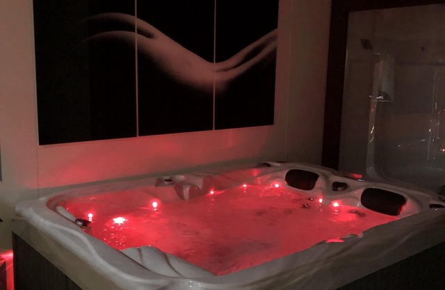 Spend the night in a private spa for couples with sauna hammam jaccuzi