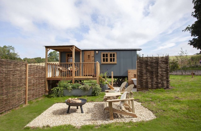 SPINDLEBERRY HUT, pet friendly, with a garden in Piddletrenthide