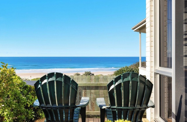 Spindrift Lowerdeck with Beach and Ocean views! Couples paradise 1 bed.