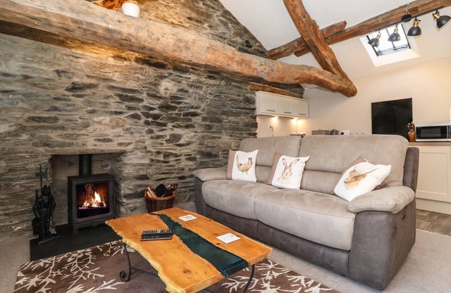 SPINNERS LOFT, pet friendly, character holiday cottage in Hawkshead