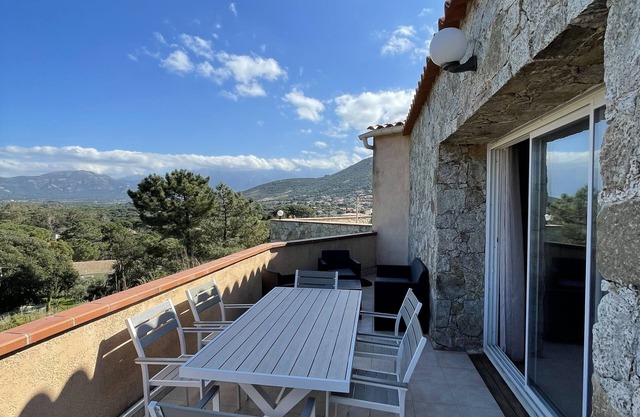 Splendid apartment with breathtaking sea view, close to all amenities