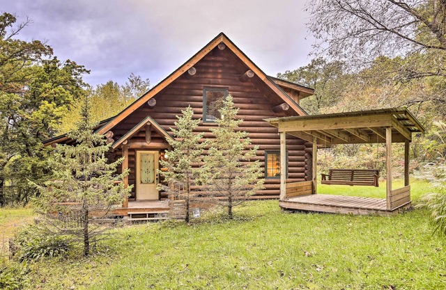 Splendid Family Cabin w/Hot Tub & Grill!