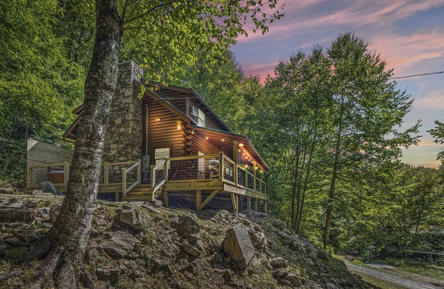 Spooky Sales! Creekside Cozy Cabin w/Waterfall+Hot Tub+PacMan+Firepit
