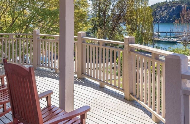 Sports! Hiking trails, beach access, kayaking, bike riding, boating, fishing!