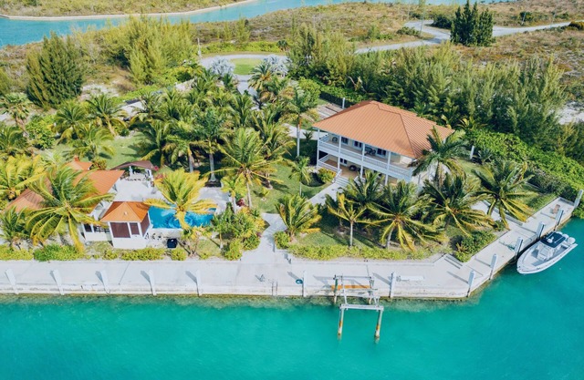 Sportsman's Paradise on the Grand Lucayan Waterway w/large dock, pool, cabana