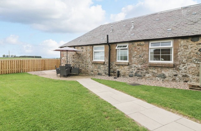 SPORTSMANS LODGE, pet friendly, with hot tub in Kirriemuir