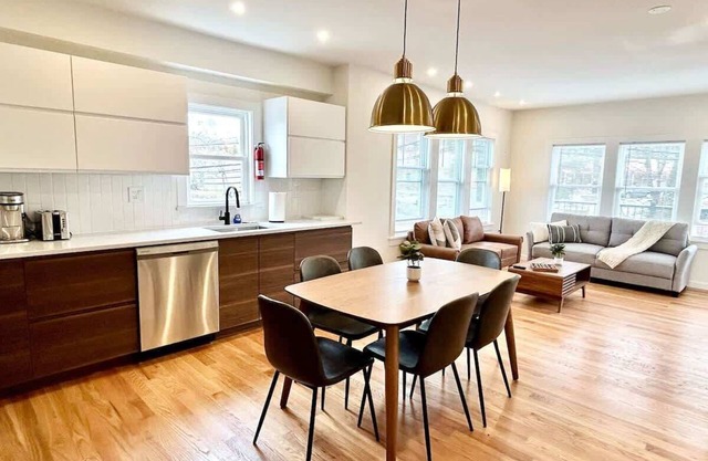 Spotless and Modern Apt w/2Ba,W/D,King Bed,Parking