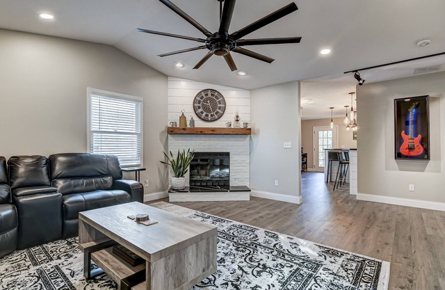 Spotless and Simple Trendy Condo Chatham/Springfield