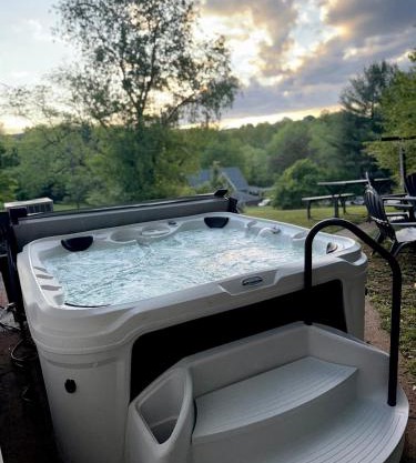 Spotless, Comfortable home with Hot Tub!