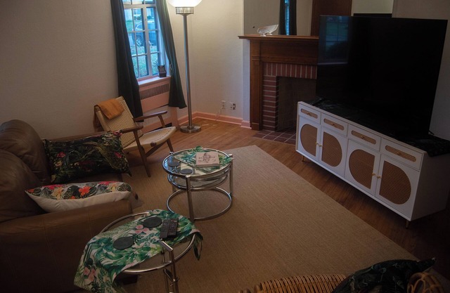 Spotless, Retro and Newly Remodeled Locale