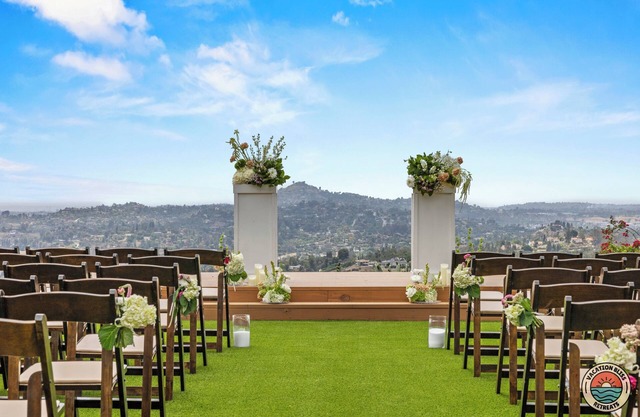 Sprawling Hilltop Retreat-Pool, Spa, Event-Ready!