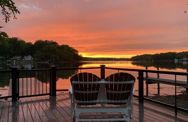 Sprawling Historic Inn With Lake Frontage! Fallfest at the Peak!