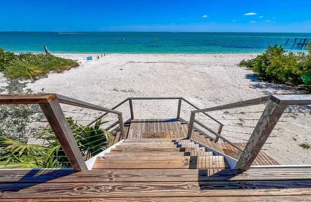SPRAWLING PRIVATE BEACHFRONT - Sleeps 10, perfect for a family, 2 golf carts