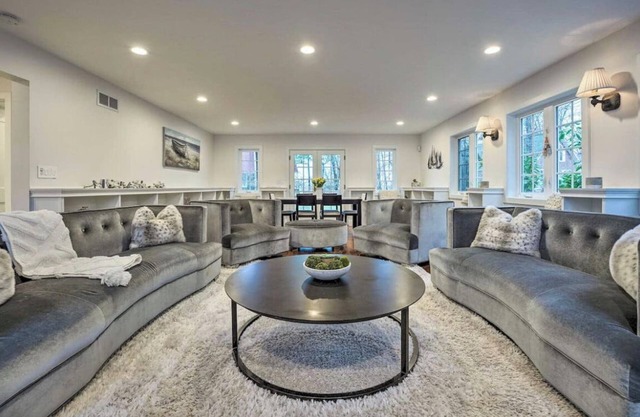 Sprawling Retreat W/Private Beach Access