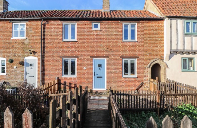 SPRING COTTAGE, pet friendly, with open fire in Sea Palling