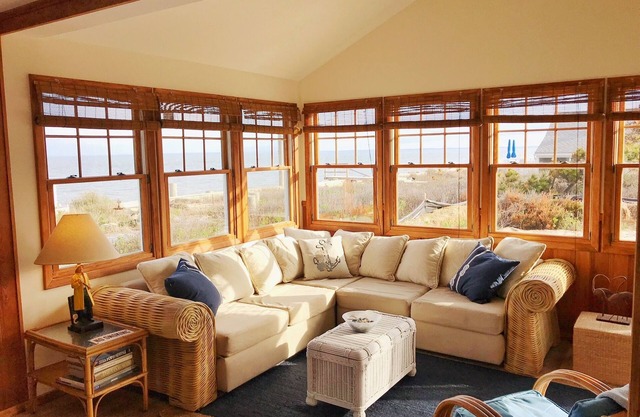 SPRING DISCOUNT - COTTAGE ON LONG ISLAND SOUND, PRIVATE BEACH, GLORIOUS SUNSETS