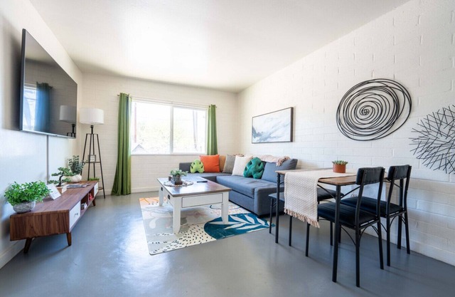 Spring Dream! 2BR Apt w/Parking in the Heart of DT!