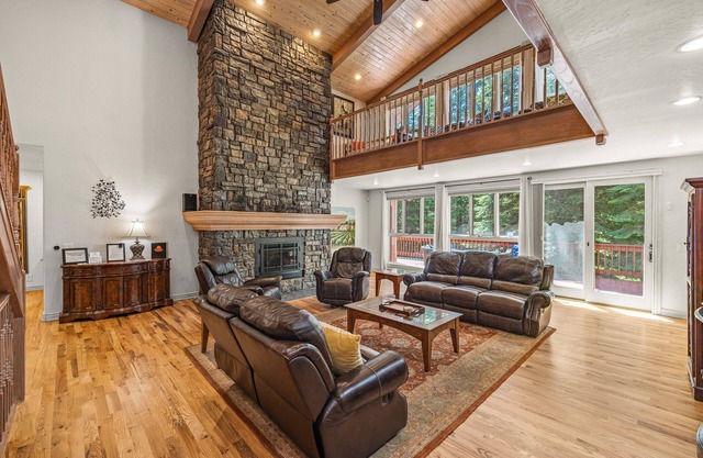Spring Mountain Manor - Amazing 7bd family gathering place in quiet wooded neighborhood