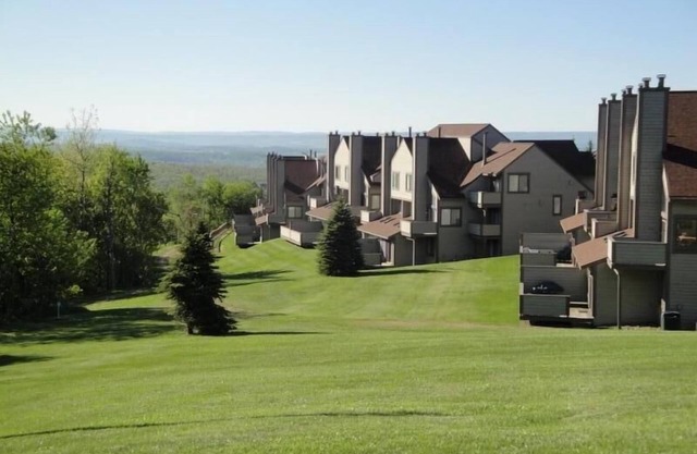 Spring/Summer on the Mountain at 7 Springs! Updated & Cozy condo! Ski in/Ski out