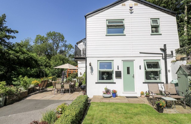 SPRINGHEAD COTTAGE, pet friendly, with open fire in Haworth