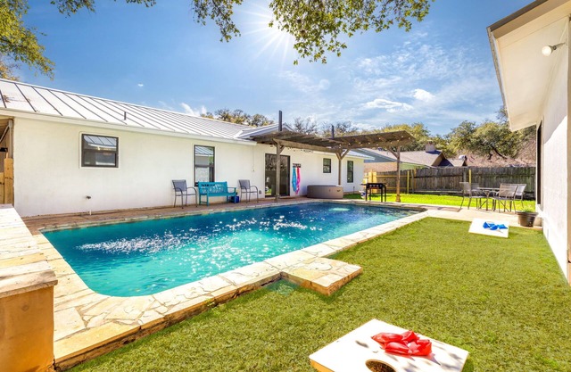 Springhill Oasis with Pool, Hot Tub and Game Room!
