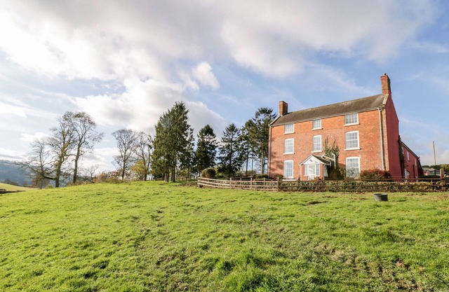 SQUIRES REST, pet friendly, with hot tub in Llanfair Caereinion