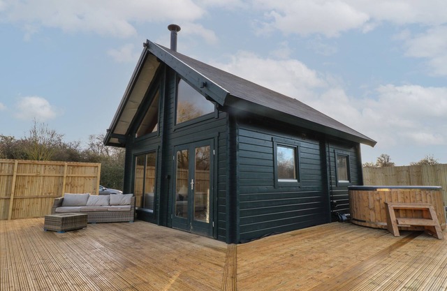 SQUIRREL'S NEST, pet friendly, with hot tub in Edith Weston