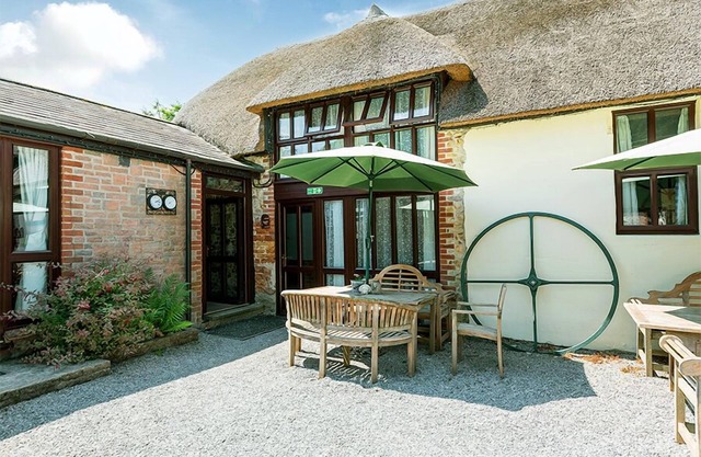 Squirrels Barn - Thatched Dorset Cottage