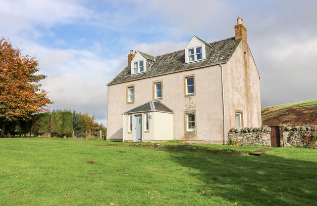 ST AGNES, pet friendly, character holiday cottage in Duns