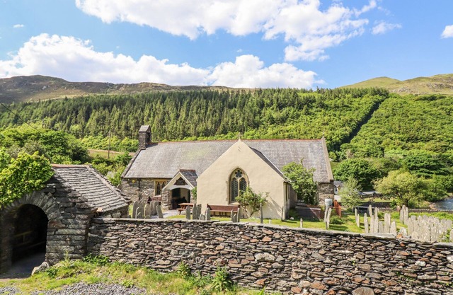 ST.MARY'S, pet friendly, character holiday cottage in Tal Y Llyn