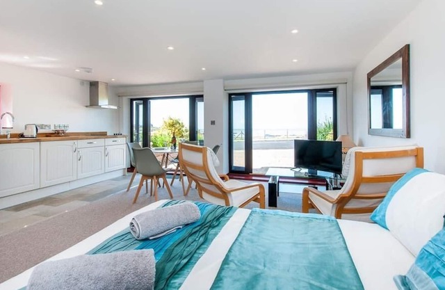 St Mildreds Bay Annex Retreat w/ Sea Views