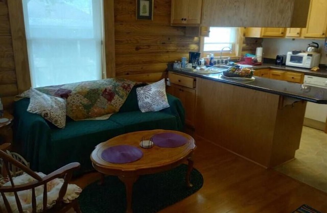 St Rose Log Cabin apartment near Airport