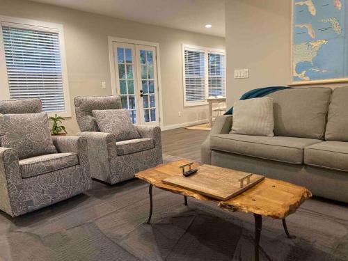 StA Hideaway - Upper Unit Apt Minutes From Beach